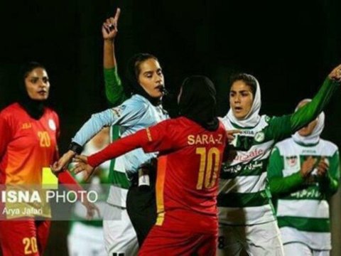 İranda qadın futbolçular bunu da etdi - FOTOLAR