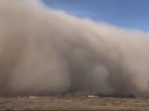 Qum fırtınası səbəbindən şagirdlər təxliyə edildi