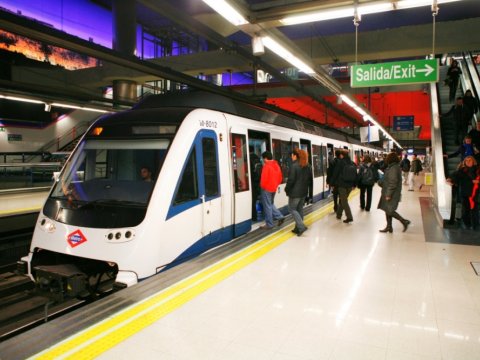 Metro işçiləri tətilə başladı
