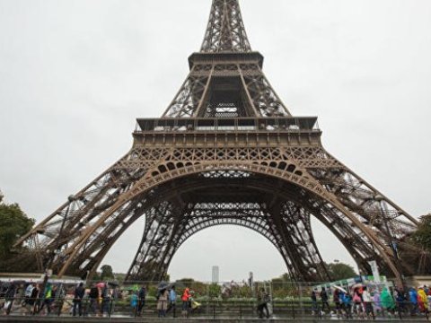 Eyfel qülləsinə dırmaşan naməlum şəxs xilas edildi