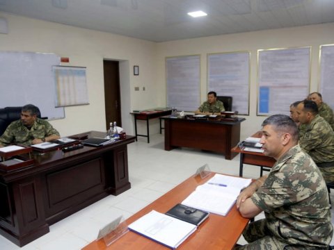 Müdafiə naziri təlimlərdəki vəziyyətə dair məruzələri dinlədi