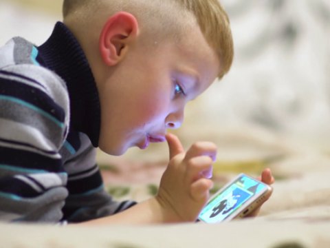 Həkim planşet, telefon və televizorlarla bağlı valideynlərə çağırış etdi