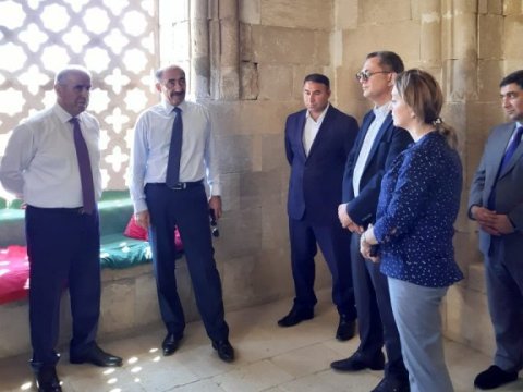 Əbülfəs Qarayev Diri Baba türbəsindəki vəziyyətlə tanış olub