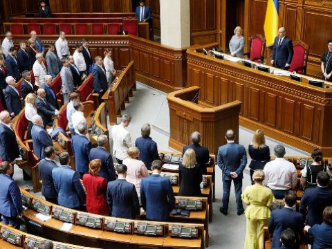 Rada Zelenskiyə hökuməti buraxmağa məhəl qoymadı