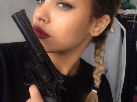 Selfi çəkdirmək istəyən tələbə qız özünü güllələdi