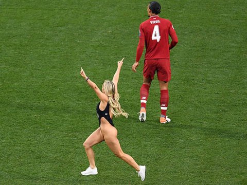 Çempionlar Liqasının finalında maraqlı an - Yarıçılpaq qadın meydana girdi - FOTOLAR