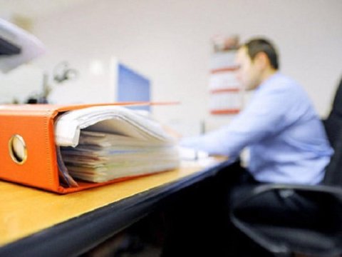 Azərbaycanda dövlət qulluqçuları bu qədər maaş ALIR