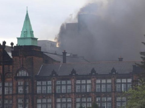 Londonda yeddimərtəbəli yaşayış binası yanır