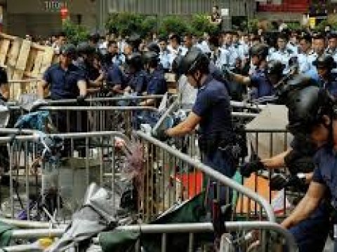 Bir milyondan artıq insan küçələrə çıxdı