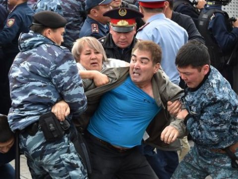 Qazaxıstanda seçki günü kütləvi həbslər olub 