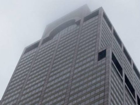 ABŞ-da helikopter 54 mərtəbəli binaya çırpıldı - VİDEO