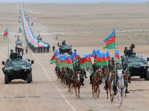 Azərbaycanda 5 km 100 m uzunluqda Dövlət Bayra­ğı hazırlandı - FOTOLAR