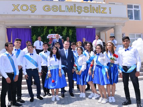 Təhsil naziri “Son zəng” günü qaçqın məktəbinə niyə getdi? - Fərqli düşüncələr