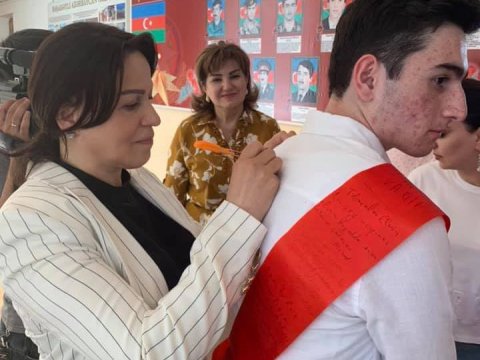 Xanım icra başçısı “Son zəng”də məzunların köynəyini YAZDI – FOTO