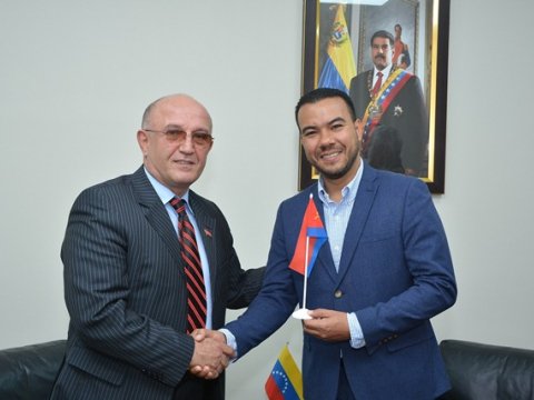 Azərbaycan kommunistləri Venesuela səfiri ilə ABŞ-ın müdaxiləsini müzakirə etdilər