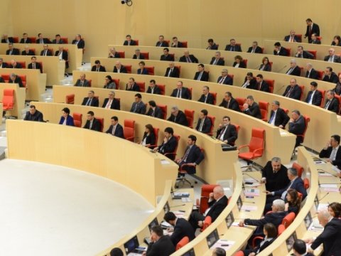 Gürcü və rus deputatlar arasında QALMAQAL - Erməni deputatlar aradan çıxdı