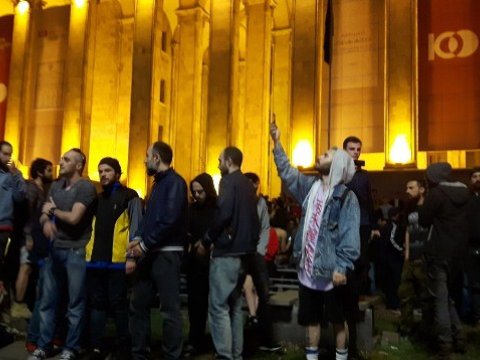 Rusiyalı deputat Gürcüstanı ayağa qaldırdı - Xüsusi təyinatlılar müdaxilə etdi  - VİDEO