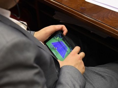 Deputat iclas vaxtı tennis matçına baxır – FOTO