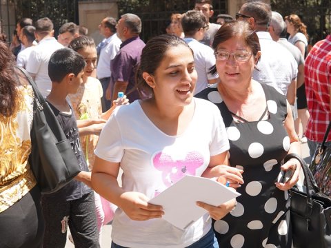 Həyəcanlı abituriyentlər, gözüyaşlı valideynlər - Qəbul imtahanından FOTOLAR
