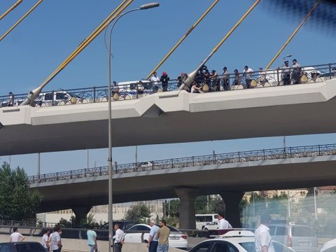 “Koroğlu” körpüsündə intihara cəhd edən ana-bala qurtarıldı - YENİLƏNİB  