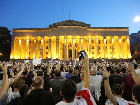 Gürcüstanda aksiyaçıları döyən 10 polis işdən kənarlaşdırılıb