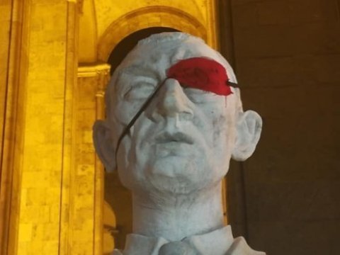 Etirazçılar nazirin gözünü bağladı