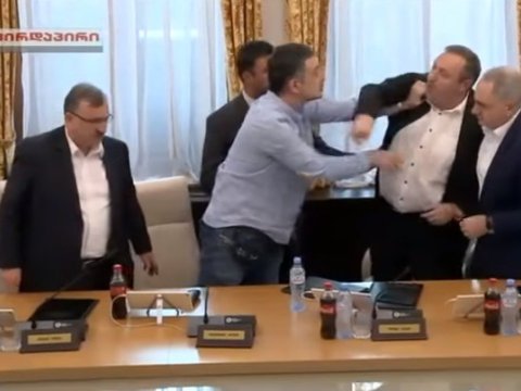 Bu dəfə deputatlar yumruq davasına çıxdı - FOTO