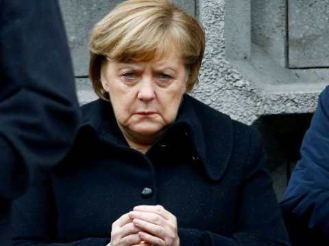 Merkel yenə titrədi