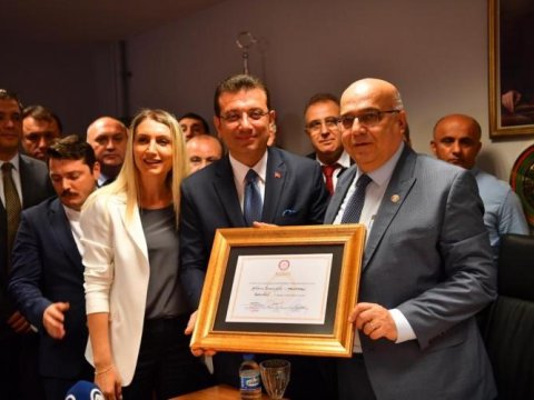 İmamoğlu mandatını aldı: Atatürkün tablosu yerinə asıldı - FOTOLAR, YENİLƏNİB