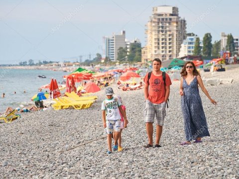 Lari ucuzlaşır – Azərbaycandan Gürcüstana turist axını güclənəcək?