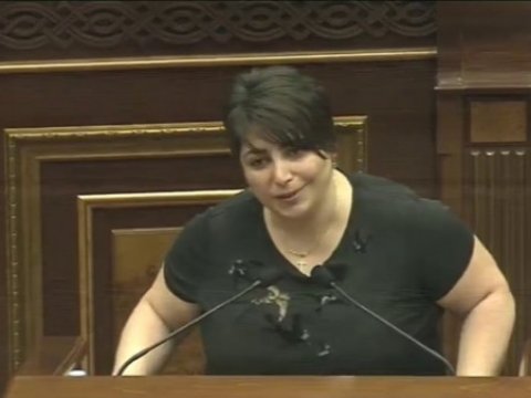 Ermənistanda hakimliyə namizəd parlament tribunasından yıxıldı - VİDEO