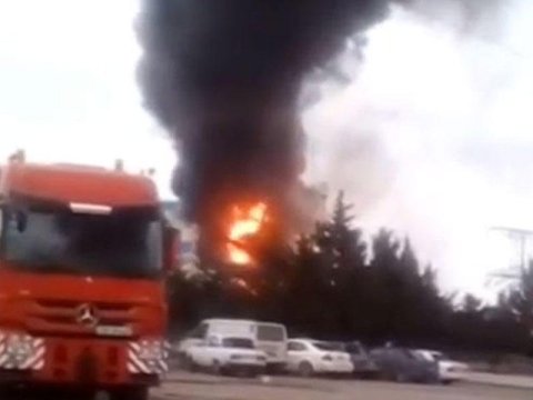 Bakıda avtoyuma məntəqəsi yandı - Alov mağazaya da keçdi - VİDEO