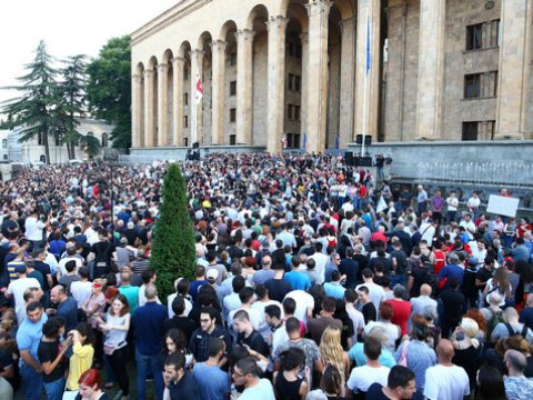 Tbilisidəki aksiyalarda ilk yaralı...