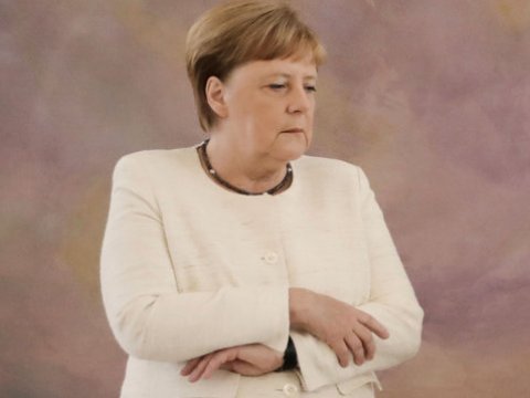 Merkel titrəməkdə davam edir
