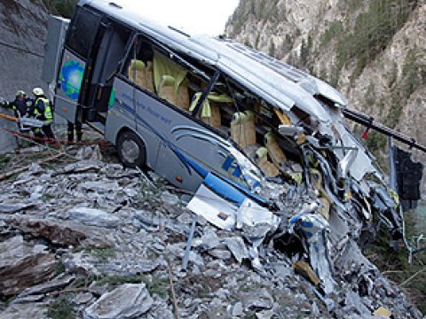 Avtomobil çaya aşdı: 10 nəfər boğularaq öldü