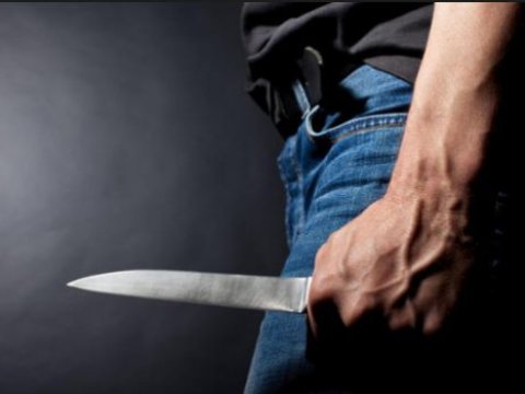 4 övladının anasını küçənin ortasında bıçaqladı