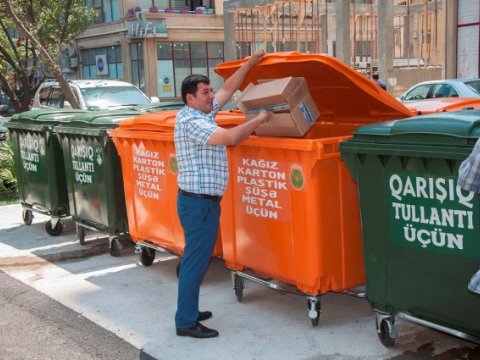 Nərimanovda hər məhəlləyə yeni zibil qutuları qoyuldu