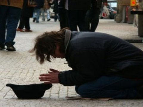 Türkiyədə dilənçidən 3 min lirə, 5 min dollar götürüldü