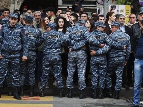 Paşinyanın doğulduğu rayonda polisə hücum: 13 nəfər saxlanıldı