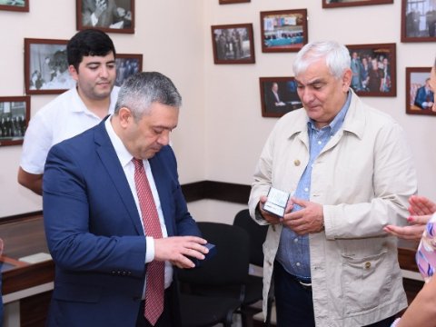 XİN Kamal Abdullanı təltif etdi