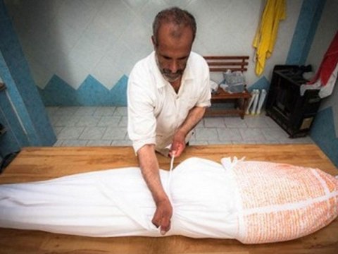 Müsəlmanlar öləndə niyə kəfənə bükülür?