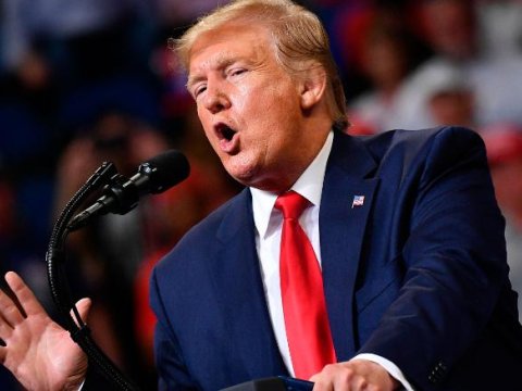 Tramp Türkiyəyə görə senatorla mübahisə edib