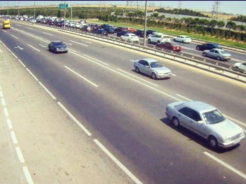 Aeroport yolunda qəza tıxac yaratdı