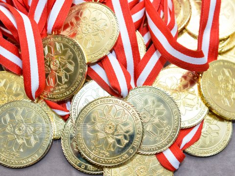 Məzunlara qızıl və gümüş medal verildi