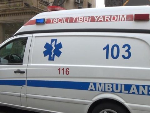 Bakıda küləyin sındırdığı ağac qadının üstünə düşdü - Bədbəxt HADİSƏ