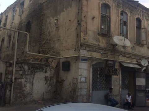 Sakinlər Yasamaldakı qəzalı binadan köçməkdən imtina edir - SƏBƏB