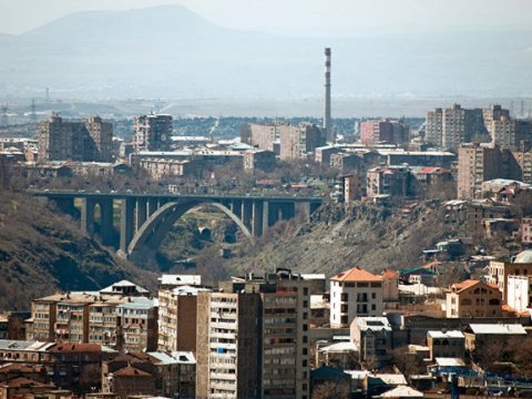 Yerevanda gənc qız özünü körpüdən atdı