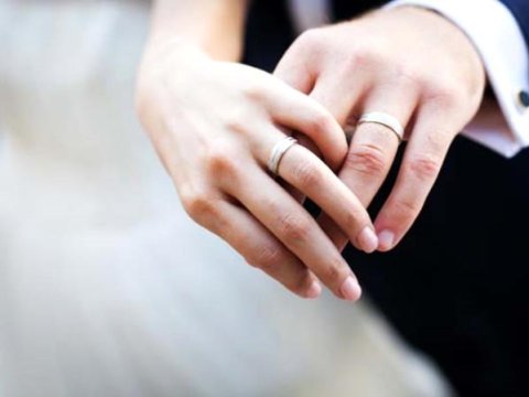Nişan üzüyü niyə sol əlin adsız barmağına taxılır? - İnanclar, adətlər...