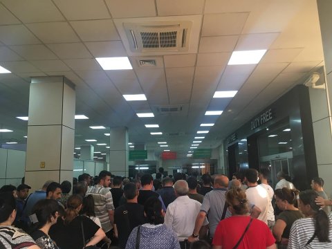 Qırmızı Körpüdə pasport sistemi çökdü: böyük növbə yaranıb - FOTO