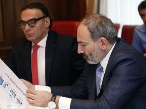 Paşinyan 2 məsləhətçisini işdən qovdu